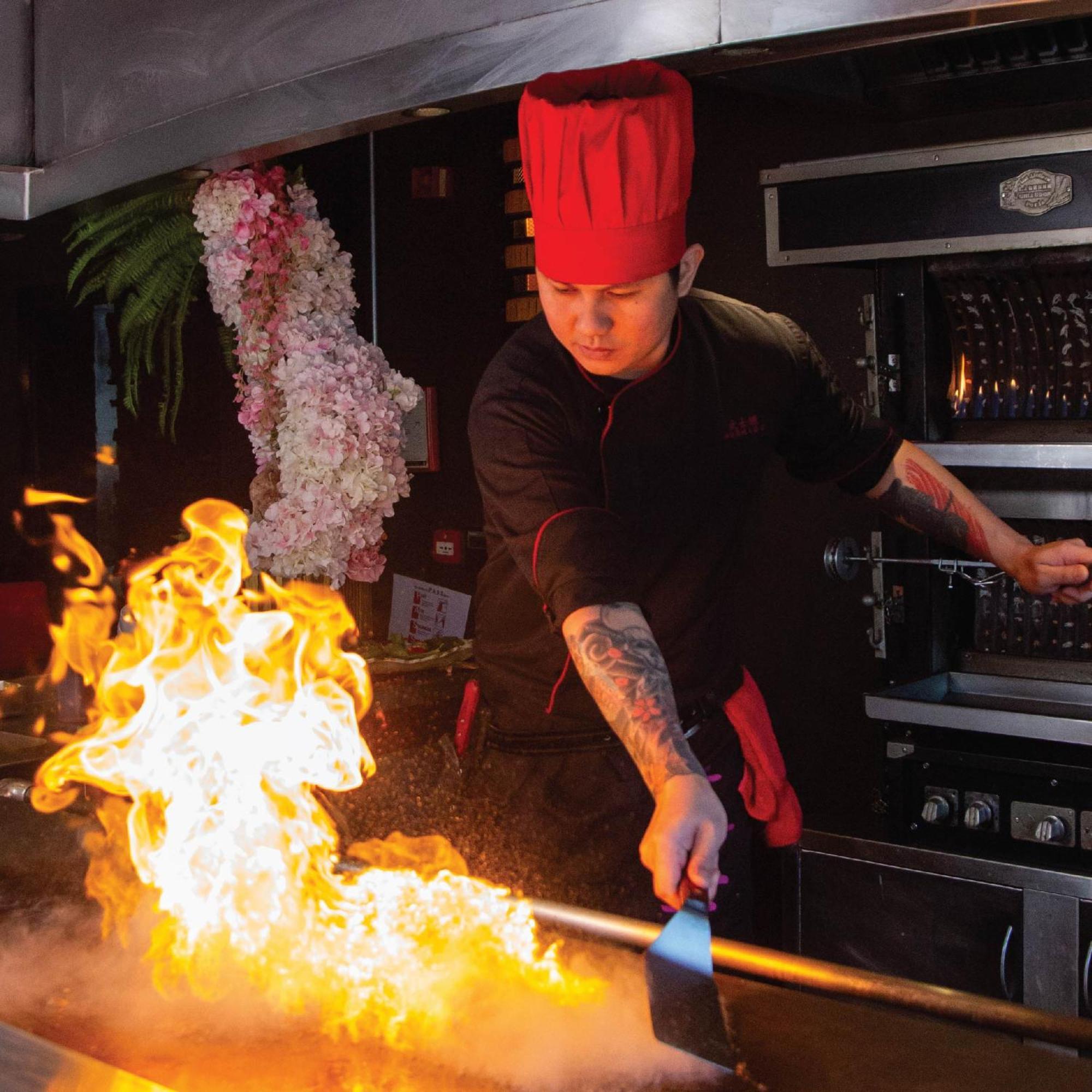 Royal Saray Resort Манама Экстерьер фото A chef cooking with a flaming torch