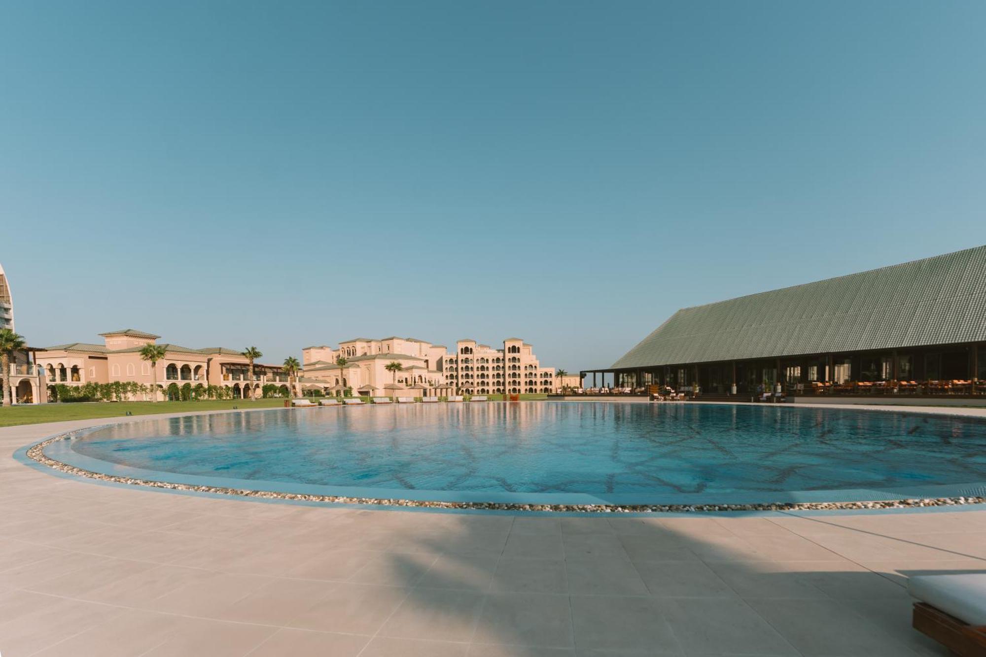 Royal Saray Resort Манама Экстерьер фото The resort's main pool